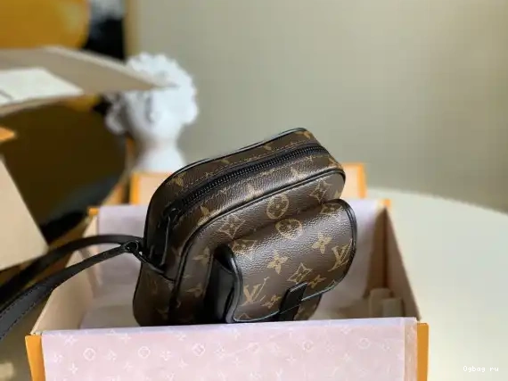Wearable VUITTON LOUIS Christopher Wallet 0419